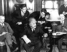 Fotografia d'Einstein envoltat de gent