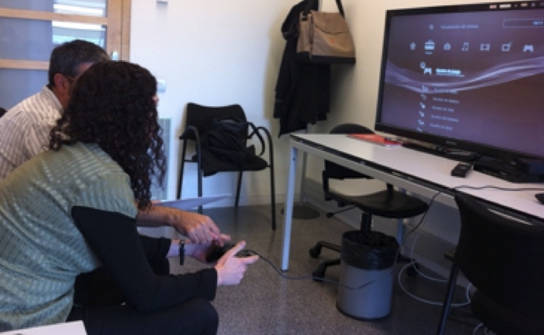 Participante y moderador en el laboratorio de testeo para el estudio de TV Conectada