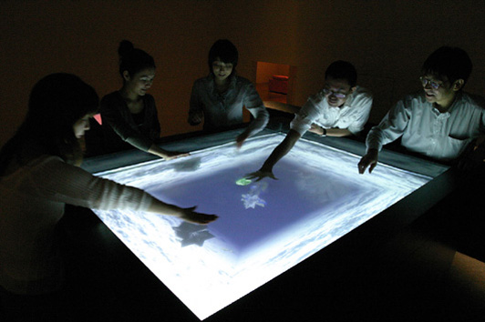 Un grupo de usuarios en la Instalación A-Volve.© Christa Sommerer and Laurent Mignonneau. Utilizada con permiso